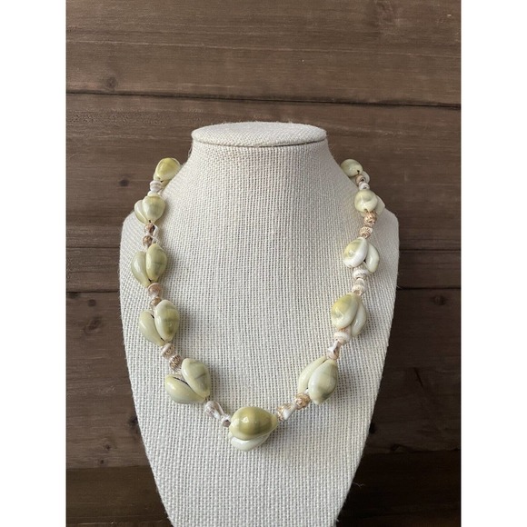 Vintage Shell Lei - Necklace - Rare LARGE Shells - 34” - Picture 6 of 9